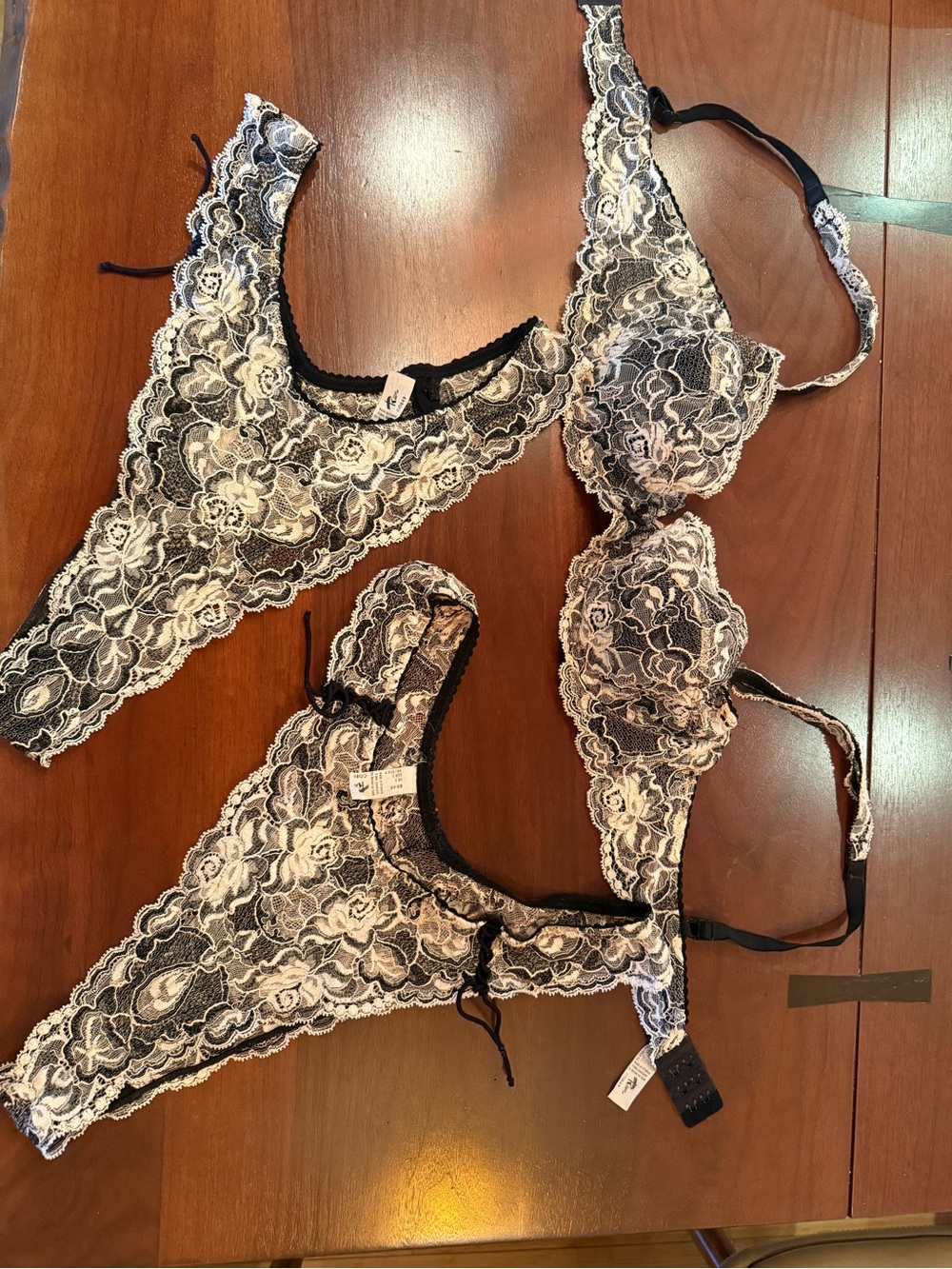 RIEN French lingerie Lace Trim Black & White Bra + 2 tanga Set -